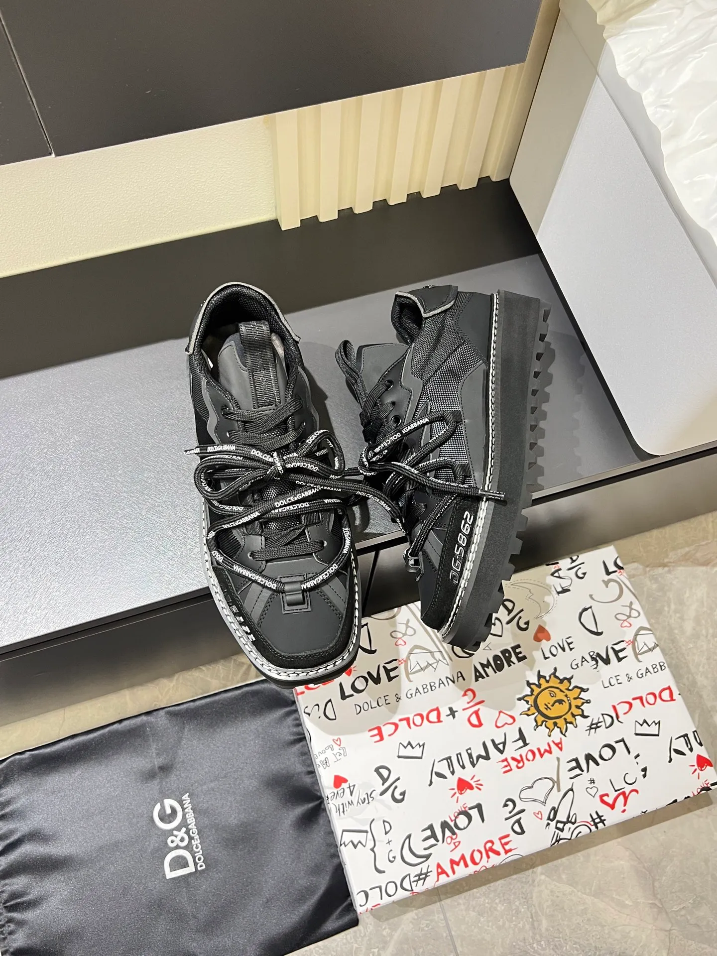 Men's men's shoes💰p640 Dolce&Gabbana/Dolce & Gabbana men's new casual sports shoes This sneaker is made of multiple materials. The nylon fabric upper is integrated with glossy leather, suede leather and rubber elements, and is decorated with reflective details. It has a silk-screen logo and a dual design of thick round and flat laces. It has a square toe, rubber foam midsole and gear pattern rubber composite sole decorated with the iconic "DG" logo. The shoe body is decorated with three-dimensional labels with the brand logo in many places. The style is fashionable and elegant, and the unique design is presented in a dazzling and modern new language. The fabric lining is paired with logo cowhide feet for a stylish and stylish look! Comes with a full set of packaging! Size: 38-44 leather shoe size (45.46 can be customized but does not support returns)